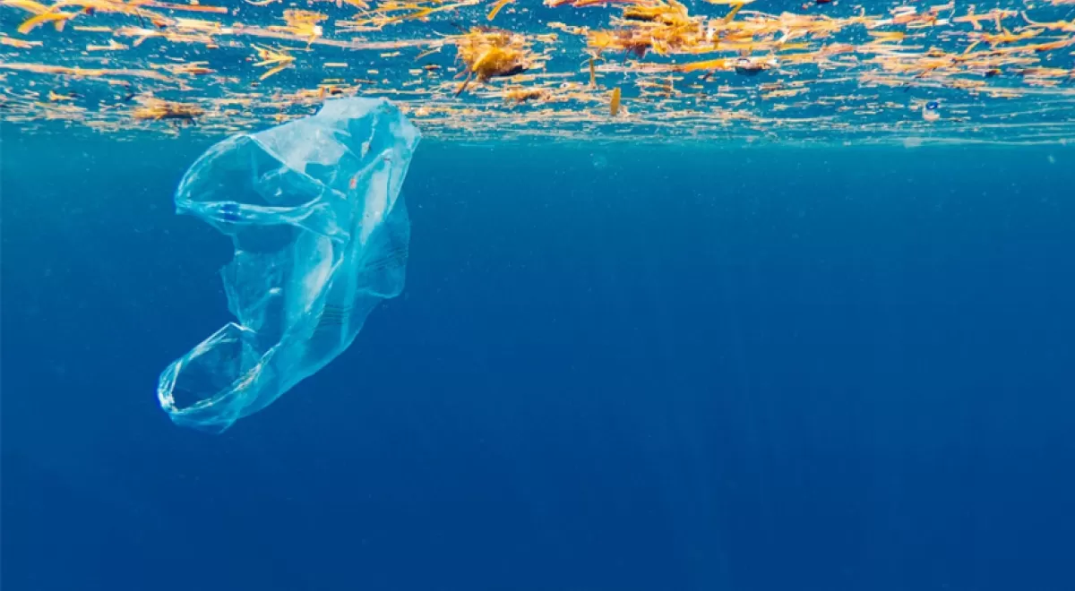 España defiende un acuerdo global para hacer frente a la contaminación marina por plásticos