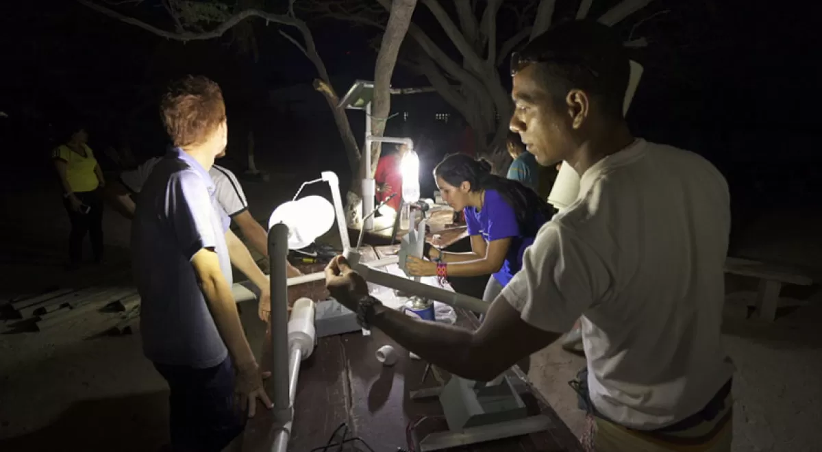 La iniciativa \'Un litro de luz\' diseña un kit de emergencia autosostenible para afectados por desastres naturales