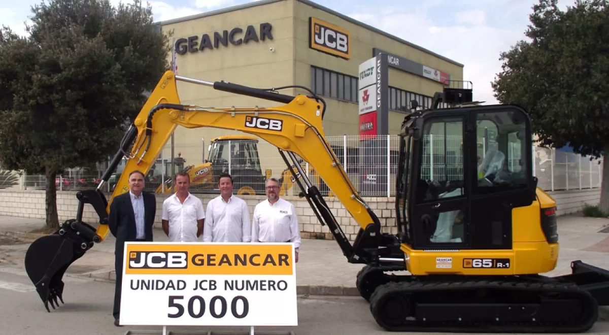 GEANCAR Maquinaria entrega su máquina JCB número 5.000