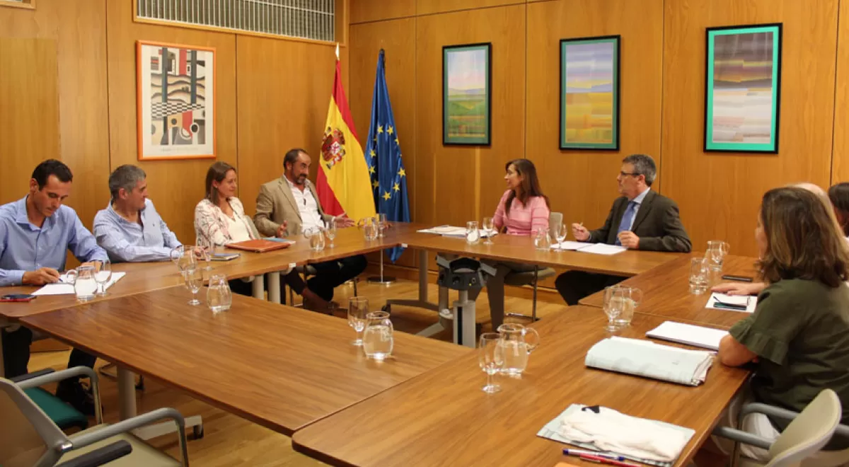 Liana Ardiles recibe las propuestas de Aguas de Ceuta para un Pacto Nacional del Agua