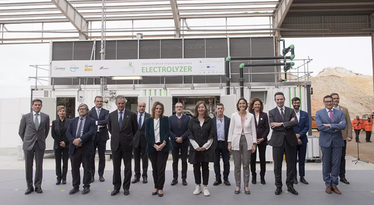 Inaugurada la primera planta industrial de hidrógeno renovable española