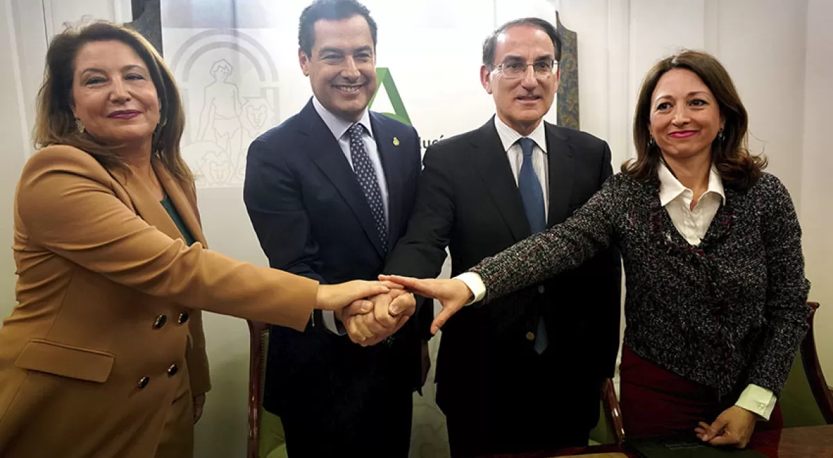 La Junta de Andalucía firma un convenio con empresarios para ser pioneros en eliminar las bolsas de plástico