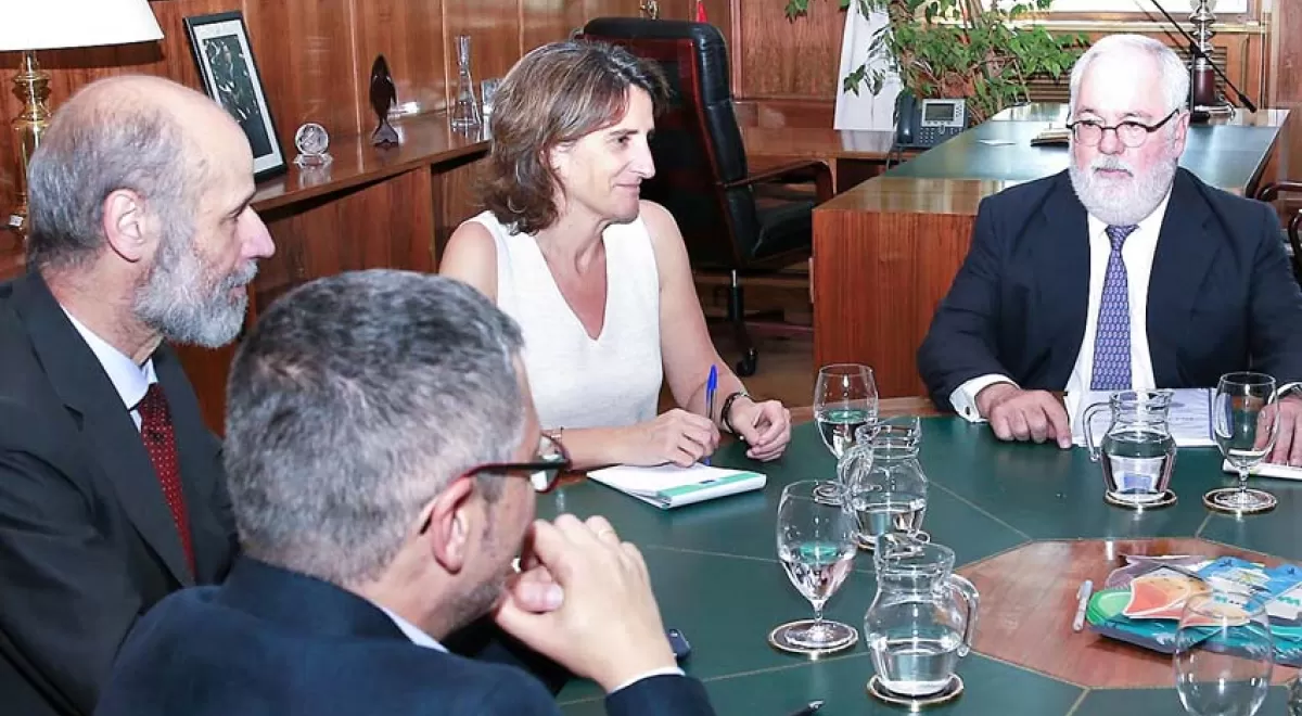 Teresa Ribera expone al comisario Arias Cañete los planes de España en materia de energía y clima
