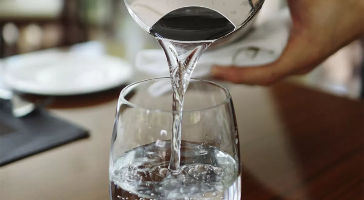 Agua del grifo gratis en los bares: la nueva Ley de Residuos y los consumidores