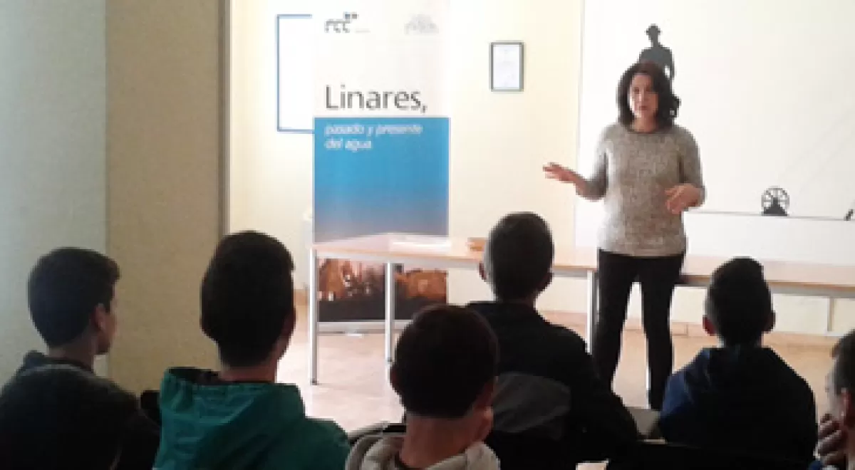 Estudiantes de la Universidad de Jaén conocen los procesos de tratamiento del agua en una visita a las instalaciones de Linaqua