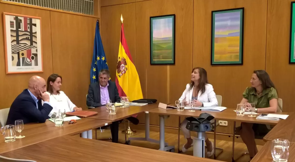 Liana Ardiles trata el Pacto Nacional del Agua con el director de Gestión Técnica de Medio Ambiente de Melilla