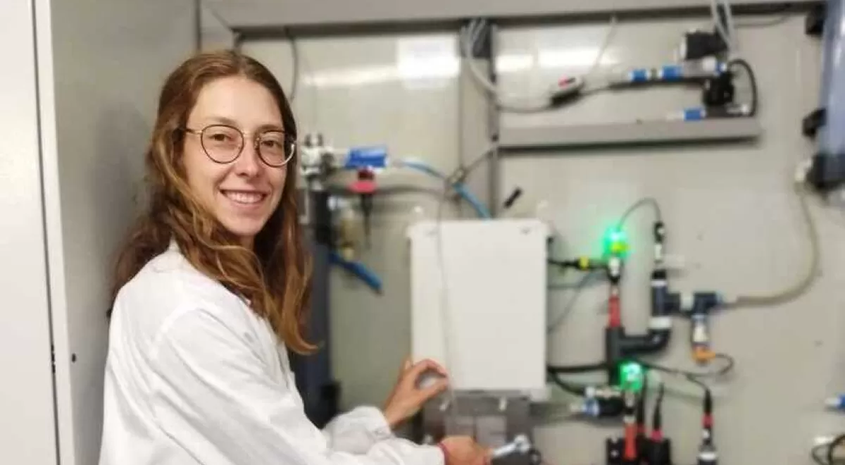 Laura Rovira en la planta piloto de electro-bioconversión del CO2 del LEQUIA