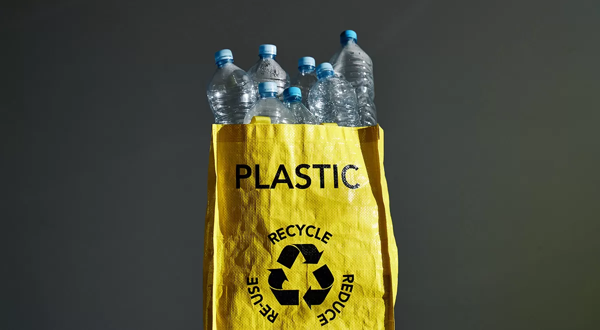 Cómo vender botellas de plástico recicladas - 6 pasos