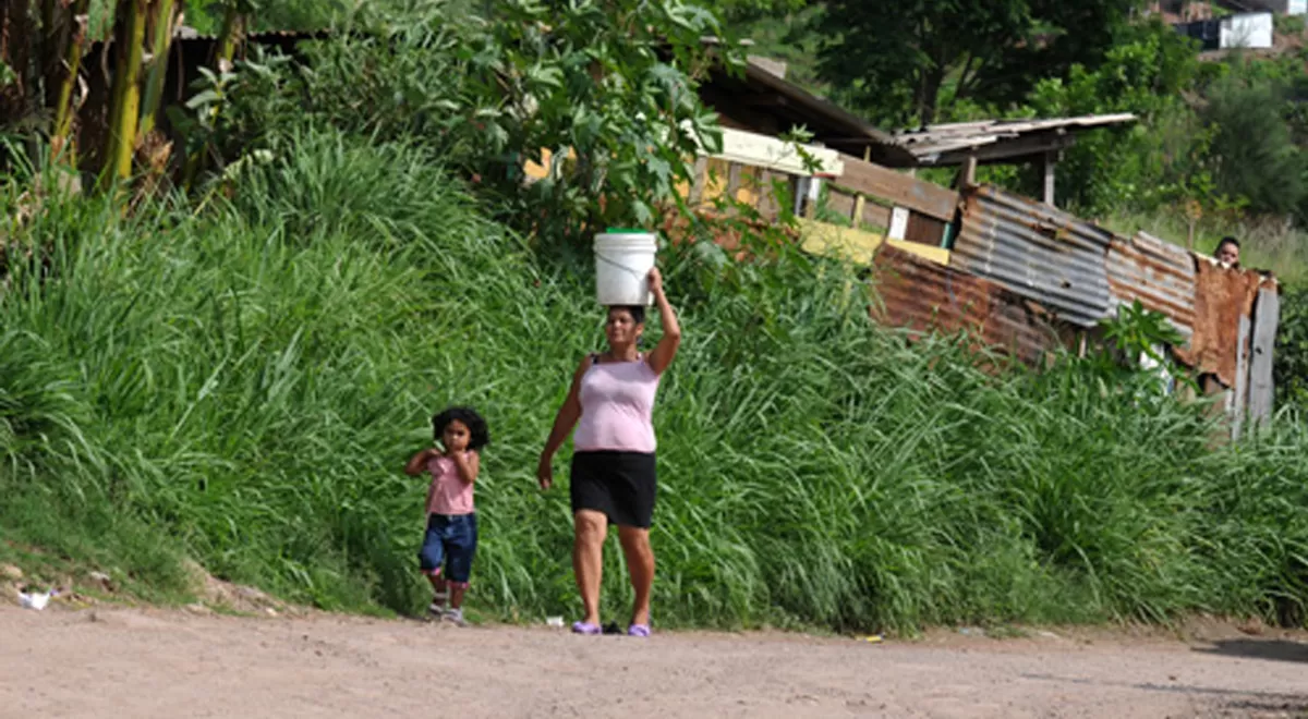 La responsabilidad de buscar agua suele recaer sobre las mujeres (Orlando Sierra/AFP/Getty Images)