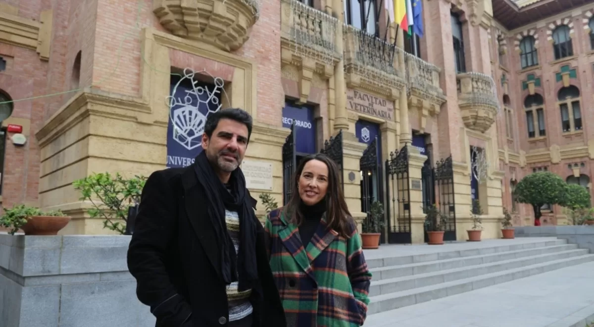 Los investigadores Javier Estévez y Amanda García en el Rectorado de la Universidad de Córdoba