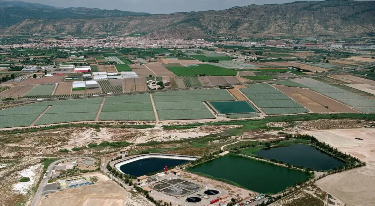 Imagen aérea de la EDAR de Alhama de Murcia, que reutiliza el 100% de sus aguas regeneradas para uso agrícola.