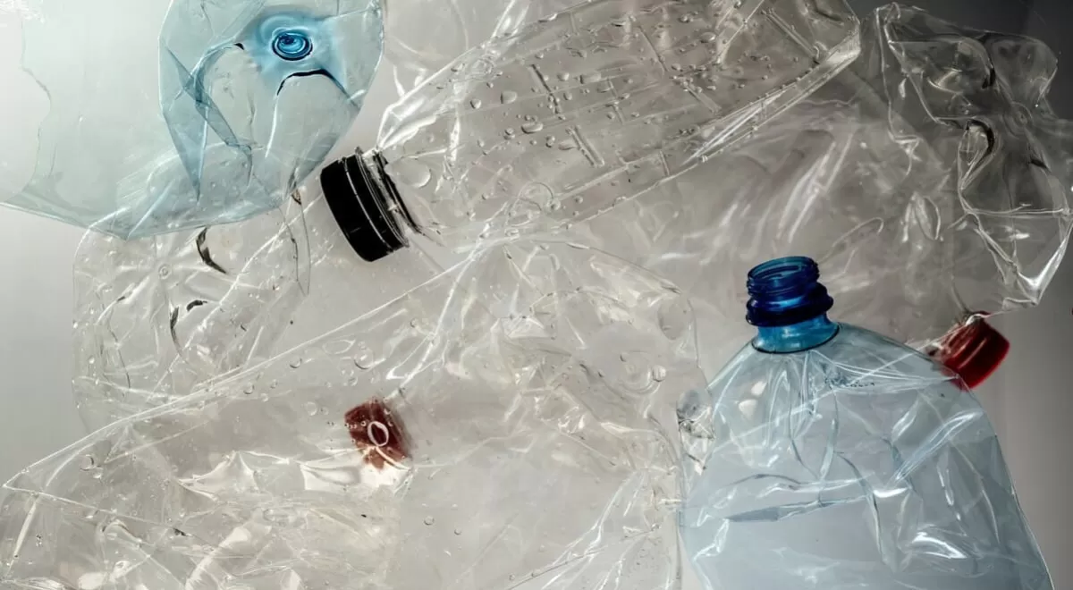 Botellas de plástico. Foto de Teslariu Mihai.