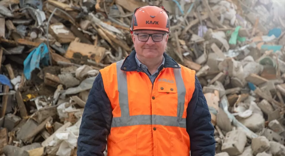 Benjamin Rickli dirige la clasificación de entre 35.000 y 40.000 toneladas anuales de residuos de construcción y demolición en SORTAG, en Rümlang, cerca de Zúrich. Fotografía: STEINERT GmbH