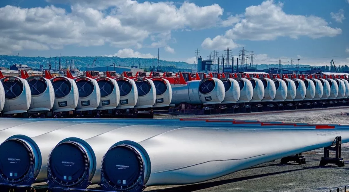 Filas de componentes de aerogeneradores (en Le Havre, Francia): las elevadas tasas de crecimiento son ambiciosas, pero no irreales. Foto: Shutterstock/Brooks