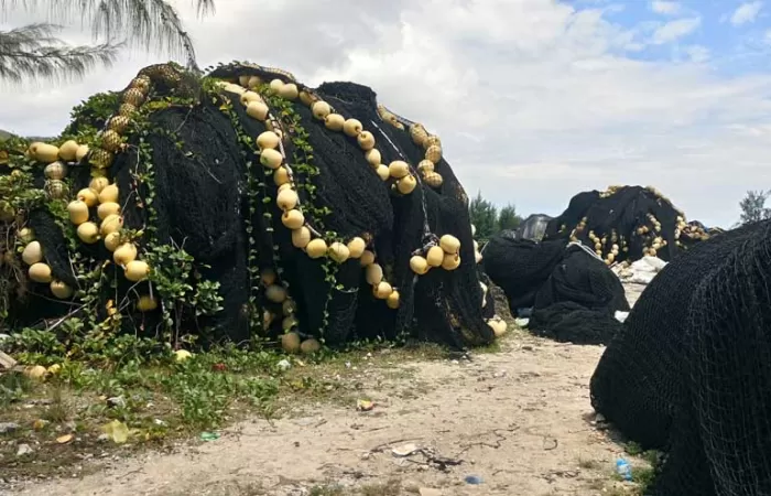Redes de pesca convertidas en mochilas: un proyecto vasco da una segunda vida a los residuos marinos
