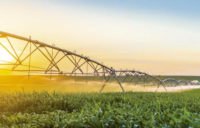 Energía limpia para una vida sostenible con el nuevo convertidor de frecuencia ACQ80 de ABB para bombeo solar