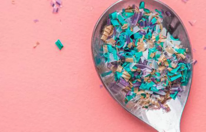 Comemos e inhalamos miles de partículas de plástico cada año, ¿qué hacemos?