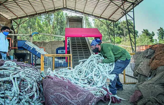 Comberplast está limpiando las costas de Chile con el Micromat 1500 de Lindner