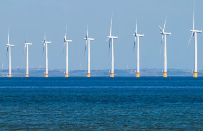 Energía generada en plataformas eólicas marinas y desembarcada como combustible de hidrógeno