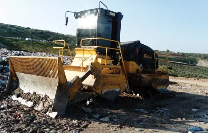 EMSA entrega dos compactadores de residuos TANA a Resurja - Diputación de Jaén