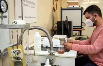La Universidad de Cantabria desarrolla un catalizador magnético para descomponer plásticos