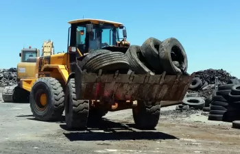 Comienza la retirada de los neumáticos en buen estado del vertedero de Seseña