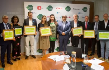 La Xunta premia a 14 empresas gallegas por su colaboración en la reducción de los residuos ofimáticos