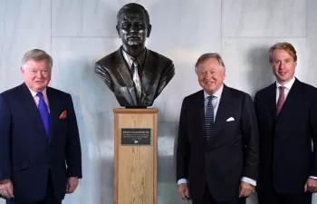 Una estatua de bronce conmemora el centenario del nacimiento de \'Mister JCB\'