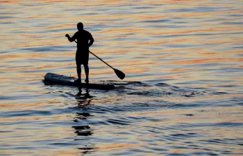 Ciencia ciudadana y surf de remo para estudiar la contaminación por microplásticos en el litoral de Barcelona