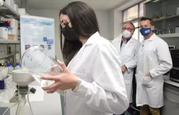 Las depuradoras pueden retener hasta un 90% de los microplásticos del agua