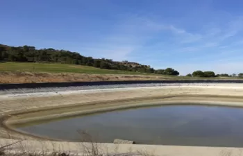 SUEZ Water Spain realiza el mantenimiento de la balsa de riego de la Comunidad de Regantes La Efesa