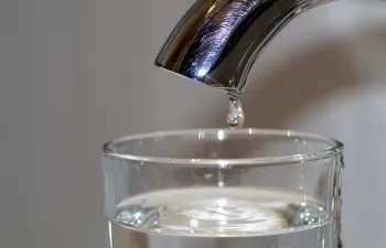 El precio del agua puede variar hasta un 256% según la ciudad en la que residas