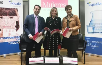 Aqualia presenta el libro \"Mujeres en primera Persona\" en Salamanca