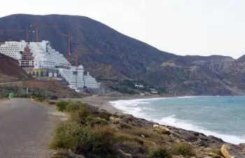 La Junta de Andalucía y el Gobierno aprueban demoler El Algarrobico