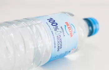 Bezoya presenta su estrategia de sostenibilidad con el lanzamiento de botellas 100% plástico reciclado