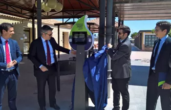 La UCAM instala el Cargador Smart City de SUEZ