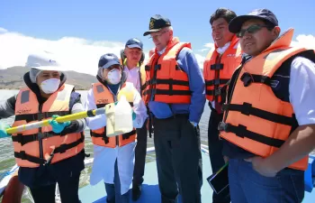 Edmer Trujillo entrega la viabilidad del proyecto de tratamiento del Lago Titicaca