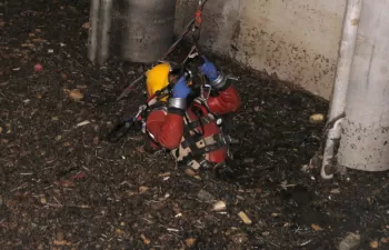 Espectacular operativo para una reparación en el pozo de gruesos de la depuradora de La Ranilla