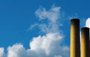 El Parlamento Europeo respalda elevar temporalmente el precio de las licencias de CO2