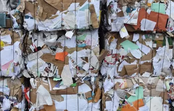 El estancamiento del precio del papel recuperado aumentará el coste de la gestión a los Ayuntamientos