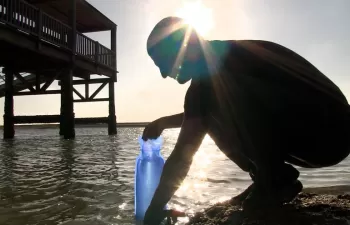 Investigadores andaluces crean bolsas de plástico capaces de desinfectar agua a bajo coste