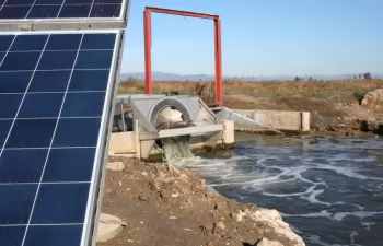 Una estación de bombeo solar permite reducir la salinización de una laguna en el Parque Natural del Delta del Ebro