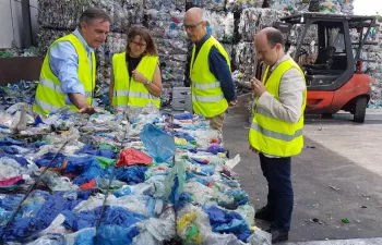 Elena Cebrián destaca la importancia de la recogida selectiva en la visita a la planta de PET Compañía