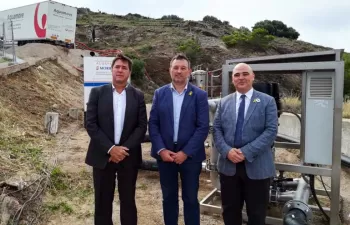 Jordi Agustí visita la desalinizadora móvil del Port de la Selva