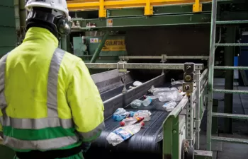 La automatización irrumpe en las plantas de selección de envases españolas
