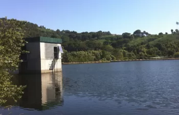 Cetaqua y Viaqua contribuyen al control eficiente de algas en el embalse de Castadón