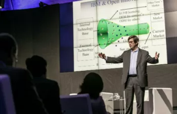 Henry Chesbrough comparte su modelo de innovación abierta en el Museu Agbar de les Aigües