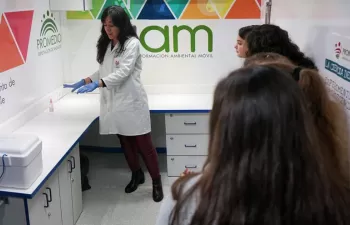 Promedio traslada su laboratorio del agua a la reunión científica de La Roca de la Sierra