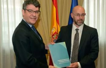 La Comisión de Expertos sobre transición energética entrega a Álvaro Nadal su informe final