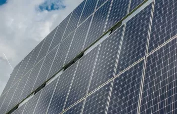 El BEI financia la construcción en Cáceres de una de las plantas solares más grandes de España